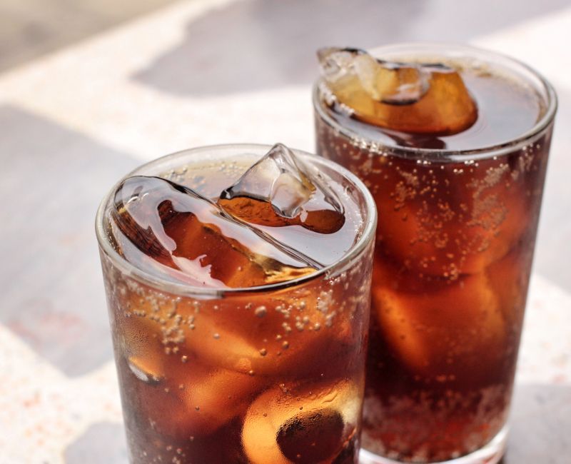 Dos refrescos de cola con hielo.