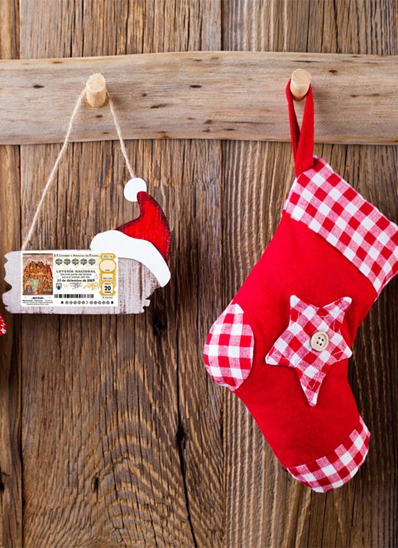 Elementos navideños con un décimo de navidad.